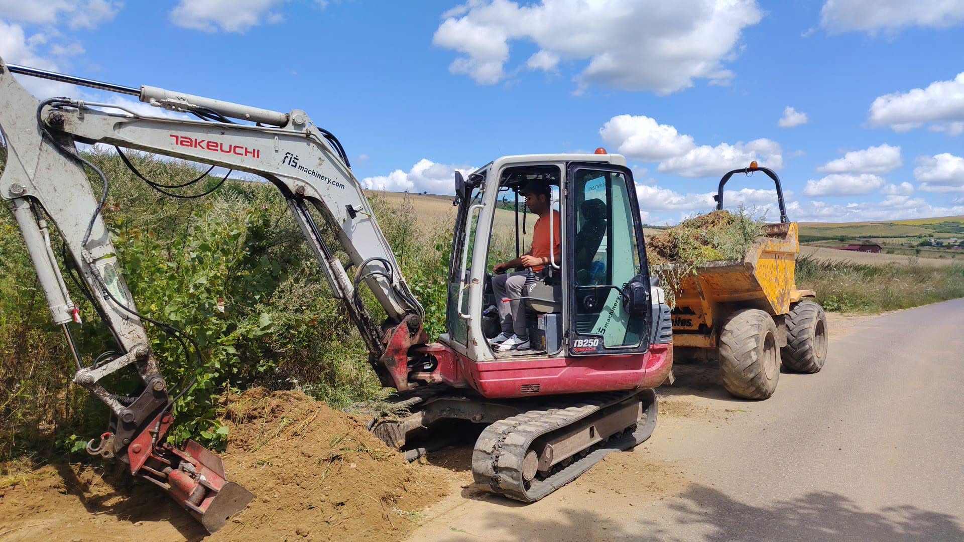 Un drum important pentru sute de șoferi din Cluj va fi modernizat: Se va elimina pietrișul, noroiul și vegetația pe o lungime de 8 kilometri. 2 Un drums important pentru sute de soferi din Cluj va fi modernizat Se va elimina pietrisul noroiul si vegetatia pe o lungime de 8 kilometri