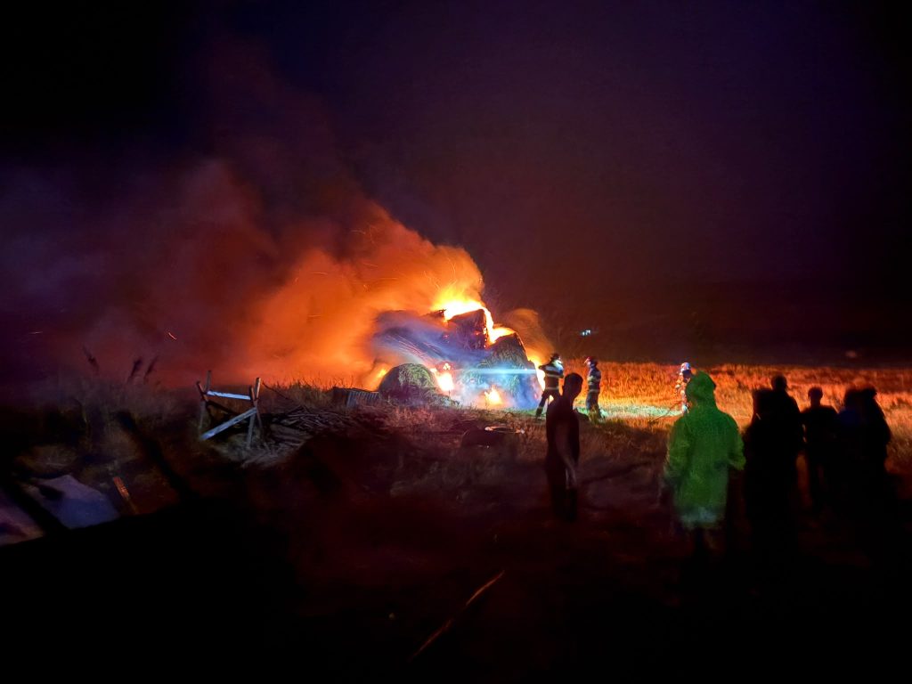 Un fulger a lovit o gospodarie in timpul furtunii provocand un incendiu devastator pompierii au luptat impotriva flacarilor timp de doua ore