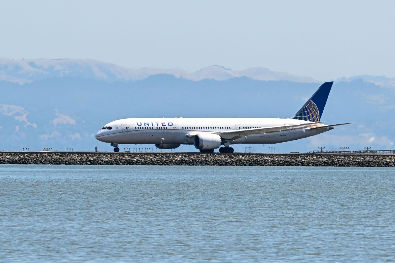 Un glont descoperit dintr un Boeing 737 a dus la o verificare extinsa de securitate Toi pasagerii au fost evacuati