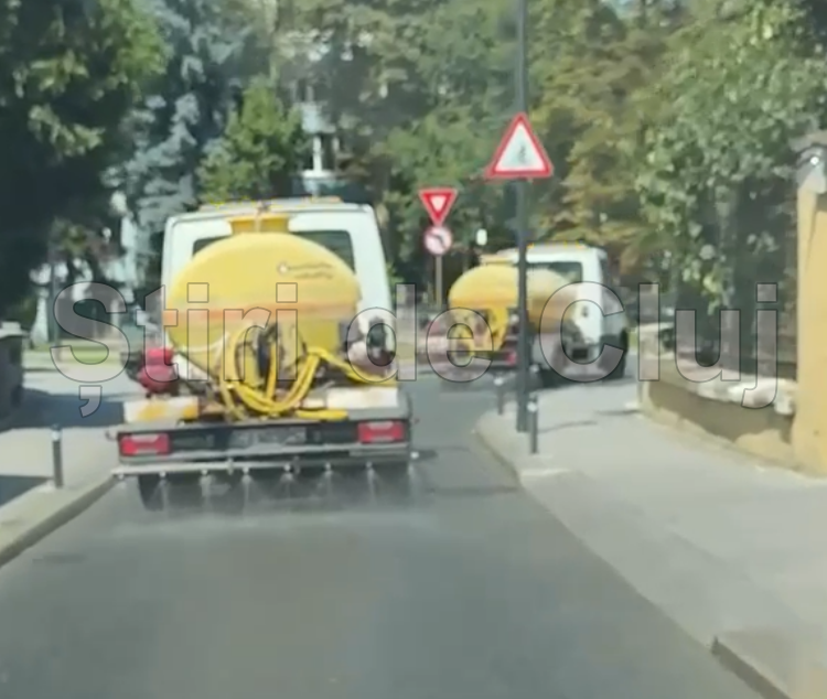 VIDEO De ce aceeasi strada din Cluj Napoca este stropita de doua autospeciale una dupa alta Explicatia companiei Se lucreaza in baterie