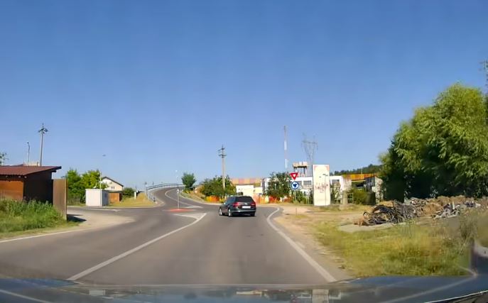 VIDEO Este acesta cel mai nepriceput sofer din Cluj A efectuat o romaneasca chiar in sensul giratoriu De ce sa iti rishti permisul pentru 2 metri