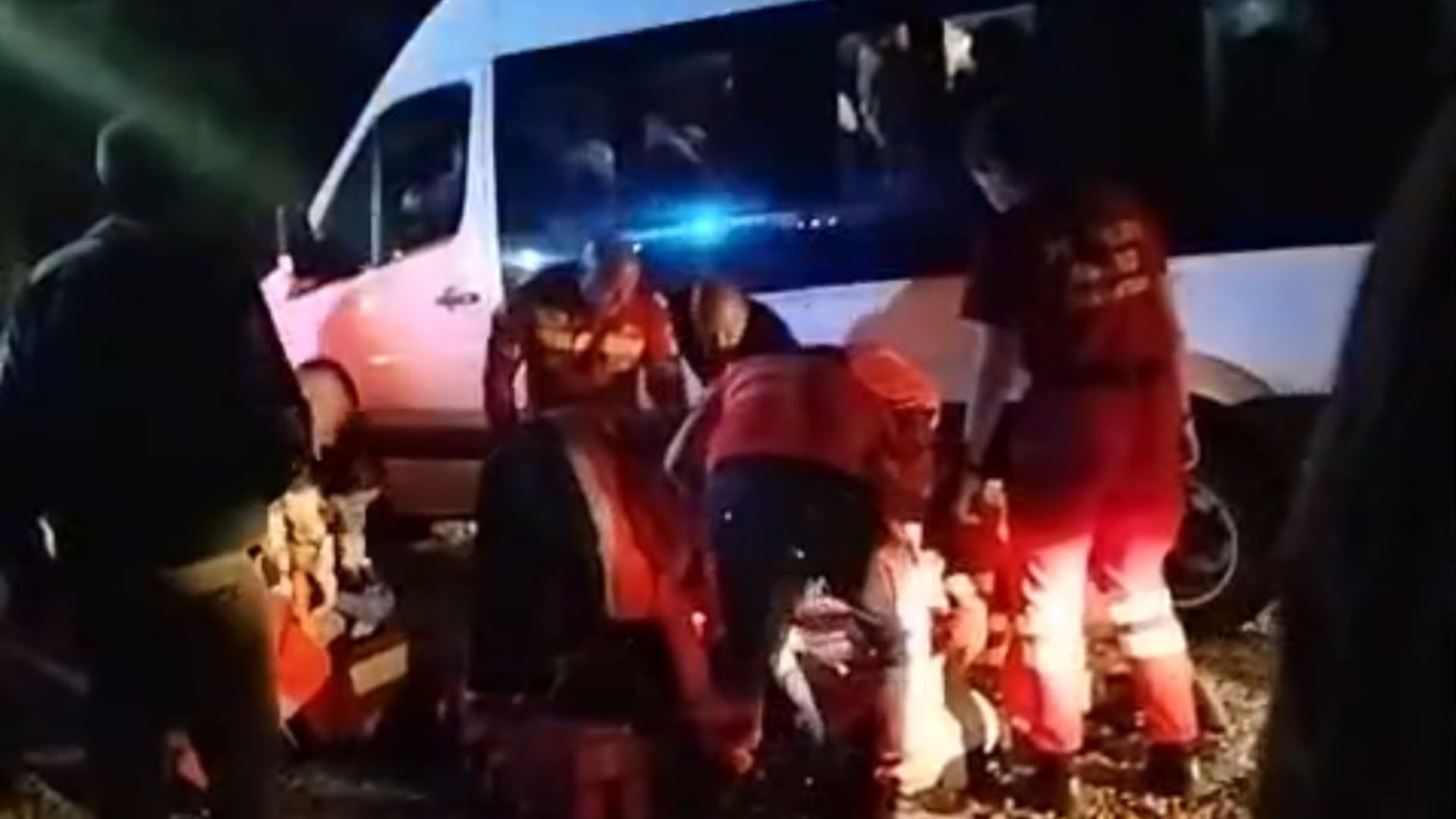 VIDEO. Haos la Mănăstirea Nicula! Pelerinii s-au înghesuit în mulțime, în ciuda avertismentelor pompierilor de a păstra calmul și de a nu obstructa căile de acces. 4 VIDEO Haos la Manastirea Nicula Pelerinii s au inghesuit in multime in ciuda avertismentelor pompierilor de a pastru calmul si de a nu obstructa caiile de acces
