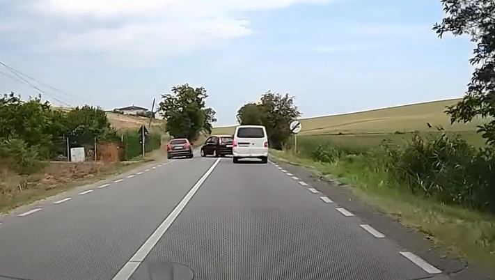 VIDEO La un pas de tragedie in Apahida De ce nu trebuie sa depasesti niciodata linia continua Nu este trasata fara motiv