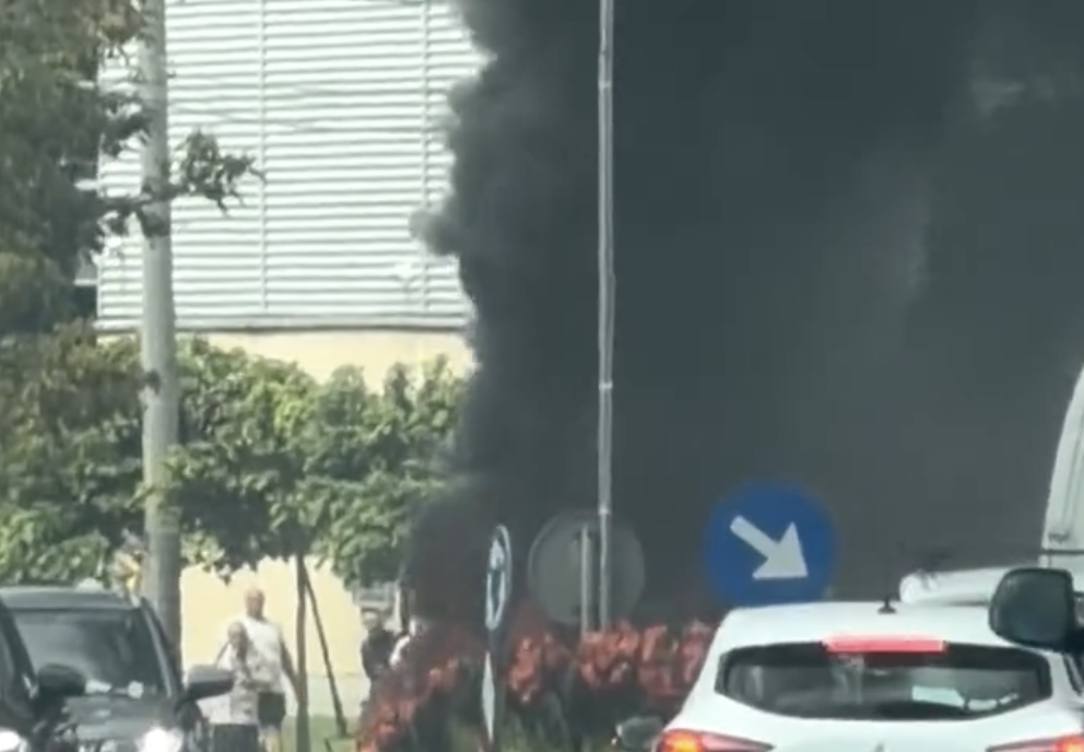 VIDEO Masina incendiata Un nor dens de fum negru s a ridicat deasupra zonei iar pompierii intervin in acest moment pentru a stinge incendiul devastator