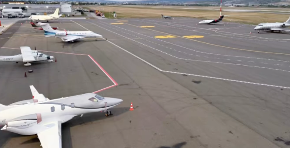 VIDEO. Record istoric la Aeroportul din Cluj! 23 de avioane parcate simultan în noaptea de 8 spre 9 august. Informații relevante despre Cluj. 2 VIDEO Record istoric la Aeroportul din Cluj 23 de avioane parcate simultan in noaptea de 8 spre 9 august Informatzii relevante despre Cluj