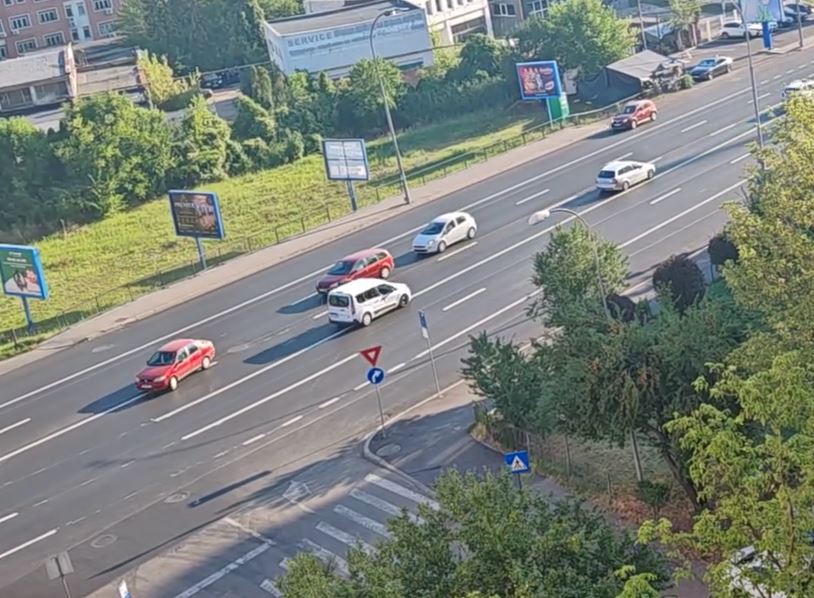 VIDEO: Risc mare de accident pe Calea Florești! Un clujean atrage atenția că pe o bandă se circulă pe sens greșit, din cauza marcajelor deficitare! 2 VIDEO Risc mare de accident pe Calea Florescu Un clujean atrage atentia ca pe o banda se circula pe sens gresit din cauza marcajelor deficitare