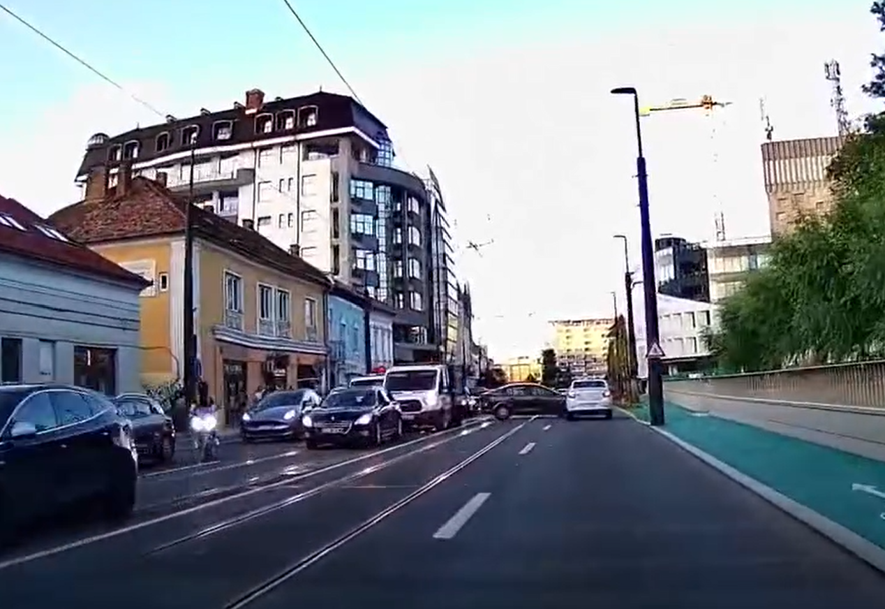 VIDEO. S-au „sărutat” în centrul Clujului, după ce un șofer obosit de trafic de la UNTOLD a efectuat o manevră „românească” pe linia de tramvai: Așa NU! 2 VIDEO S au sarutat in centrul Clujului dupa ce un sofer obosit de trafic de la UNTOLD a efectuat o manevra romaneasca pe linia de tramvai Asa NU