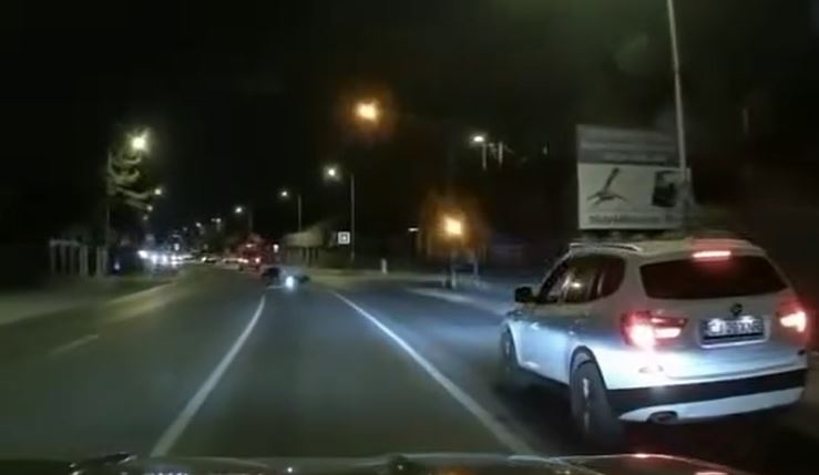 VIDEO: Un motociclist a intrat direct în fața ambulanței, deși semaforul era roșu. Manevra șoferului i-a salvat viața 2 VIDEO Un motociclist a intrat direct in fata ambulantei desi semaforul era rosu Manevra soferului i a salvat viata