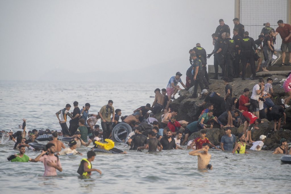 Zeci de mii de migranti sau intors voluntar in Maroc dupa ce au trecut prin Ceuta teritoriu spaniol