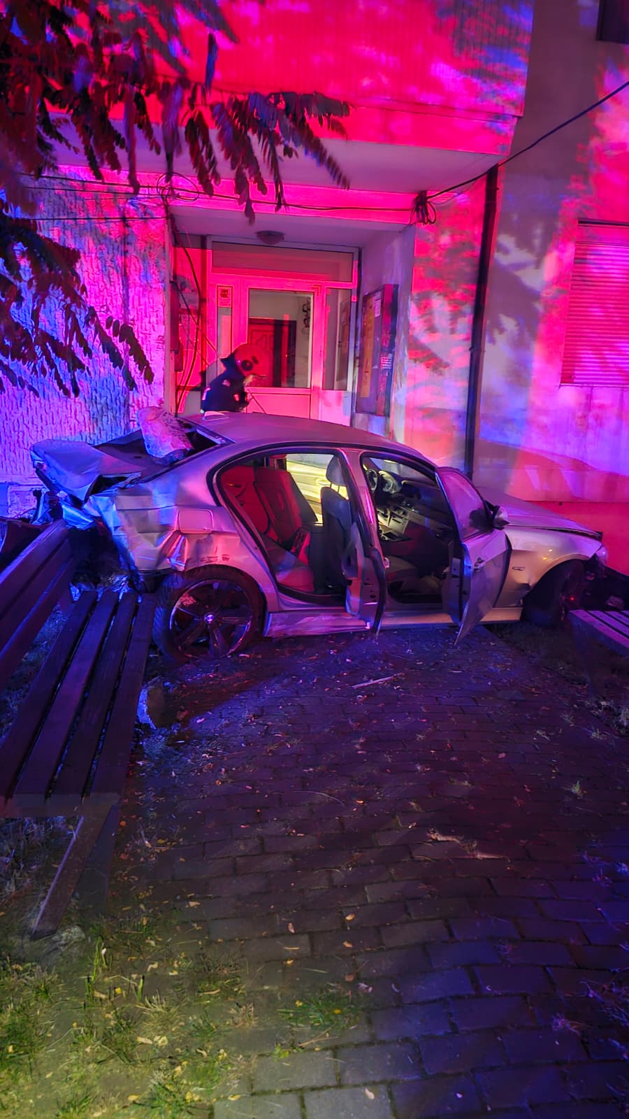 accident grav in piatra neamt o masina a izbit scara unui bloc trei persoane fiind transportate la spital