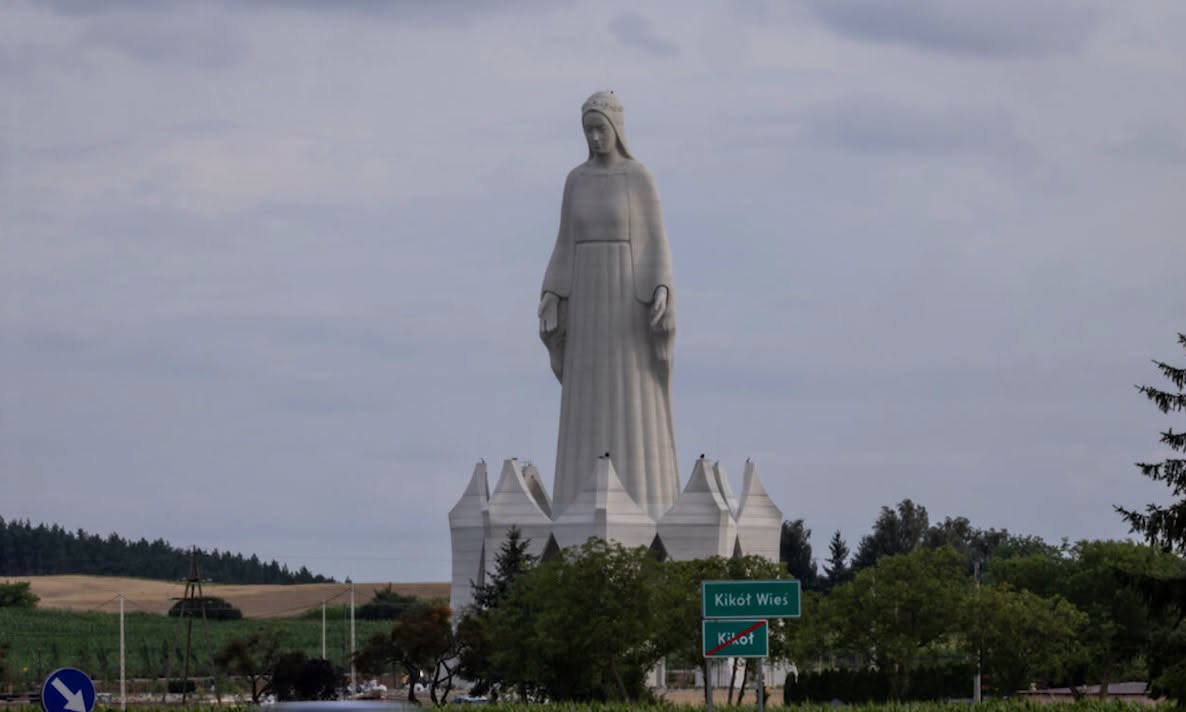 Cea mai înaltă statuie a Fecioarei Maria din Europa a fost deschisă cu elicoptere și petale de trandafiri. 3 cea mai inalta statuie a fecioarei maria din europa a fost deschisa cu elicoptere si petale de trandafiri