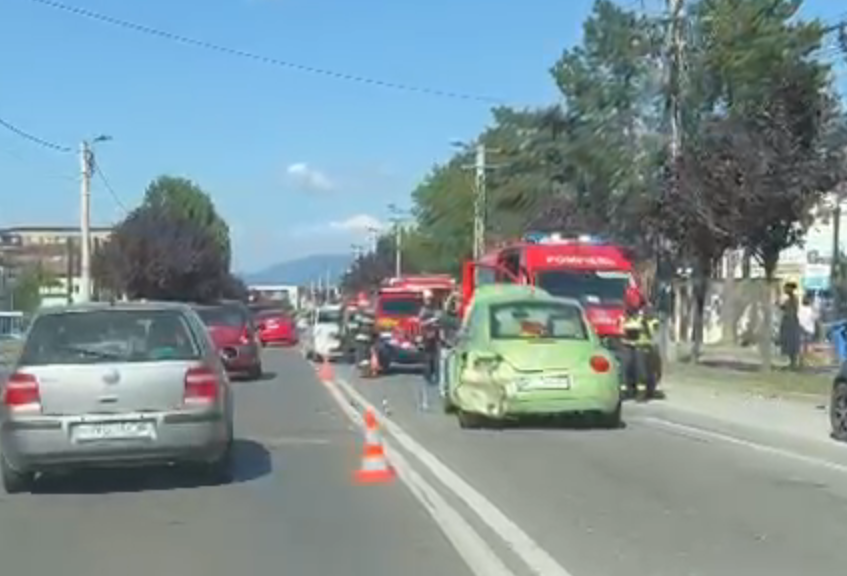 clujeanca in varsta de 23 de ani ranita intr un accident in lant cauzat de un sofer beat care a lovit o si a proiectat o intr o alta masina