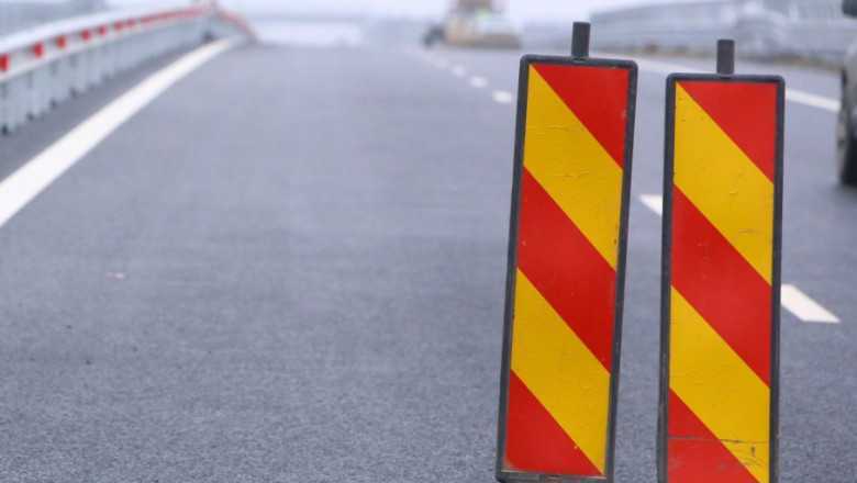 coloane anuntate pe unul dintre cele mai frecventate drumuri din judetul cluj se lucreaza la structurile de beton traficul se desfasoara pe cate un sens