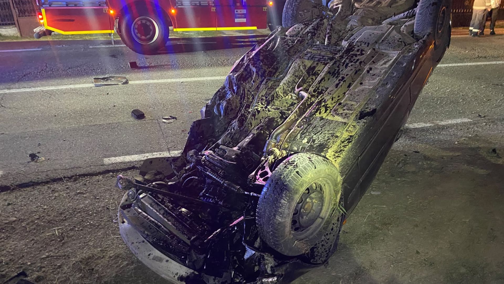 foto acident grav in cluj la miezul noptii o masina s a rasturnat pe plafon iar un tanar de aproximativ 20 de ani a fost gasit in stare de inconstienta