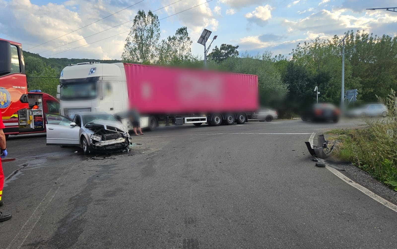 FOTO. Accident grav pe un drum din Cluj! Un TIR a intrat în coliziune cu o mașină! Două persoane au fost duse de urgență la spital. 2 foto acident grav pe un drum din cluj un tir a intrat in coliziune cu o masina doua persoane au fost duse de urgenta la spital