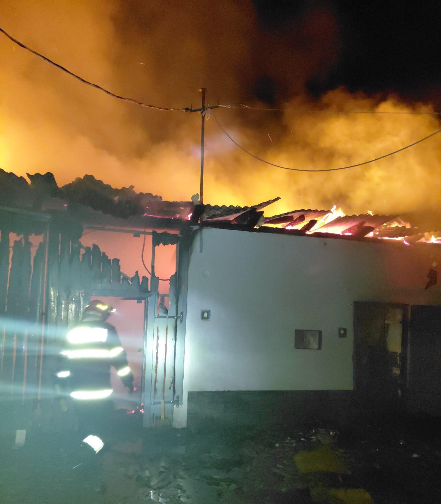 incendiu devastator intr o localitate din cluj o ferma a fost complet distrusa si doua persoane au avut nevoie de ingrijiri medicale