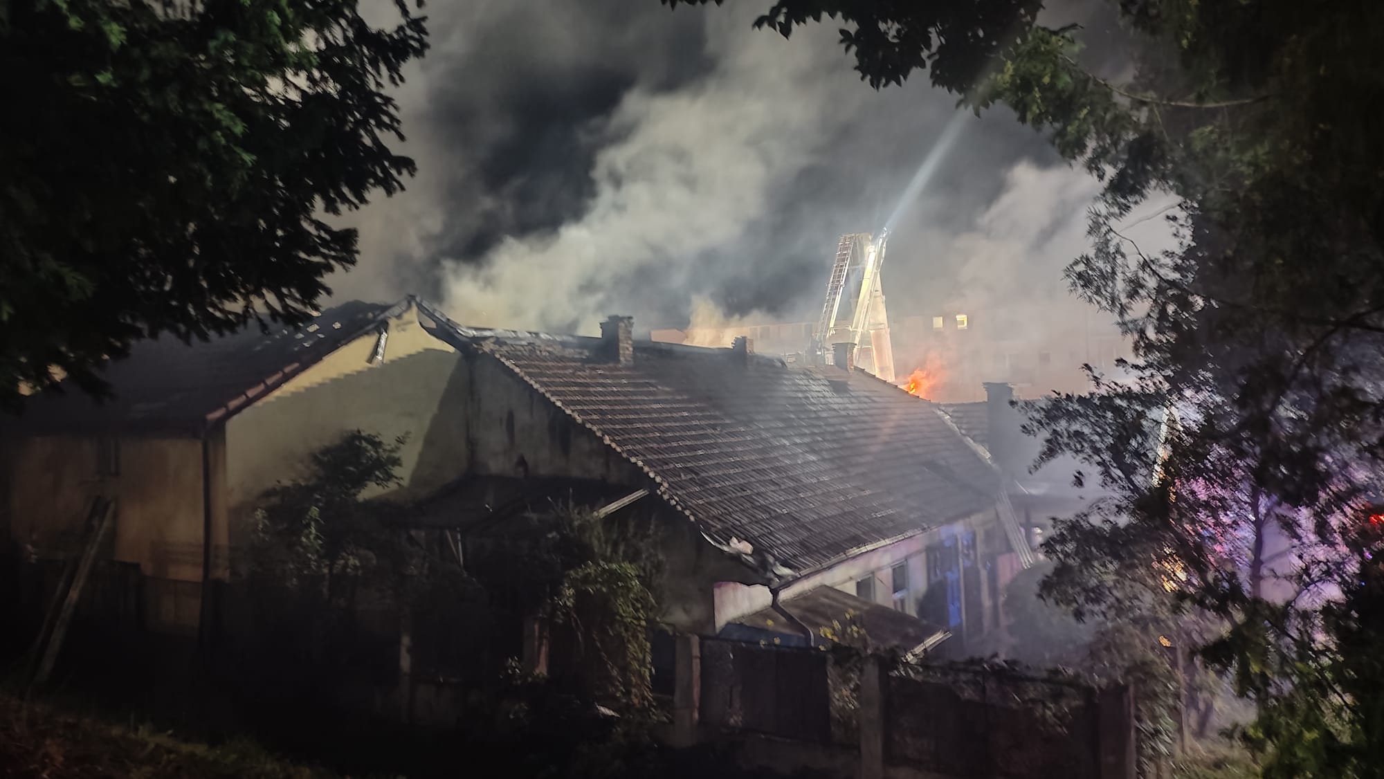 Incendiu la o pensiune din Cluj, extins la două case din apropiere; șase persoane s-au autoevacuat. 2 incendiu la o pensiune din cluj extins la doua case din apropiere sase persoane s au autoevacuat