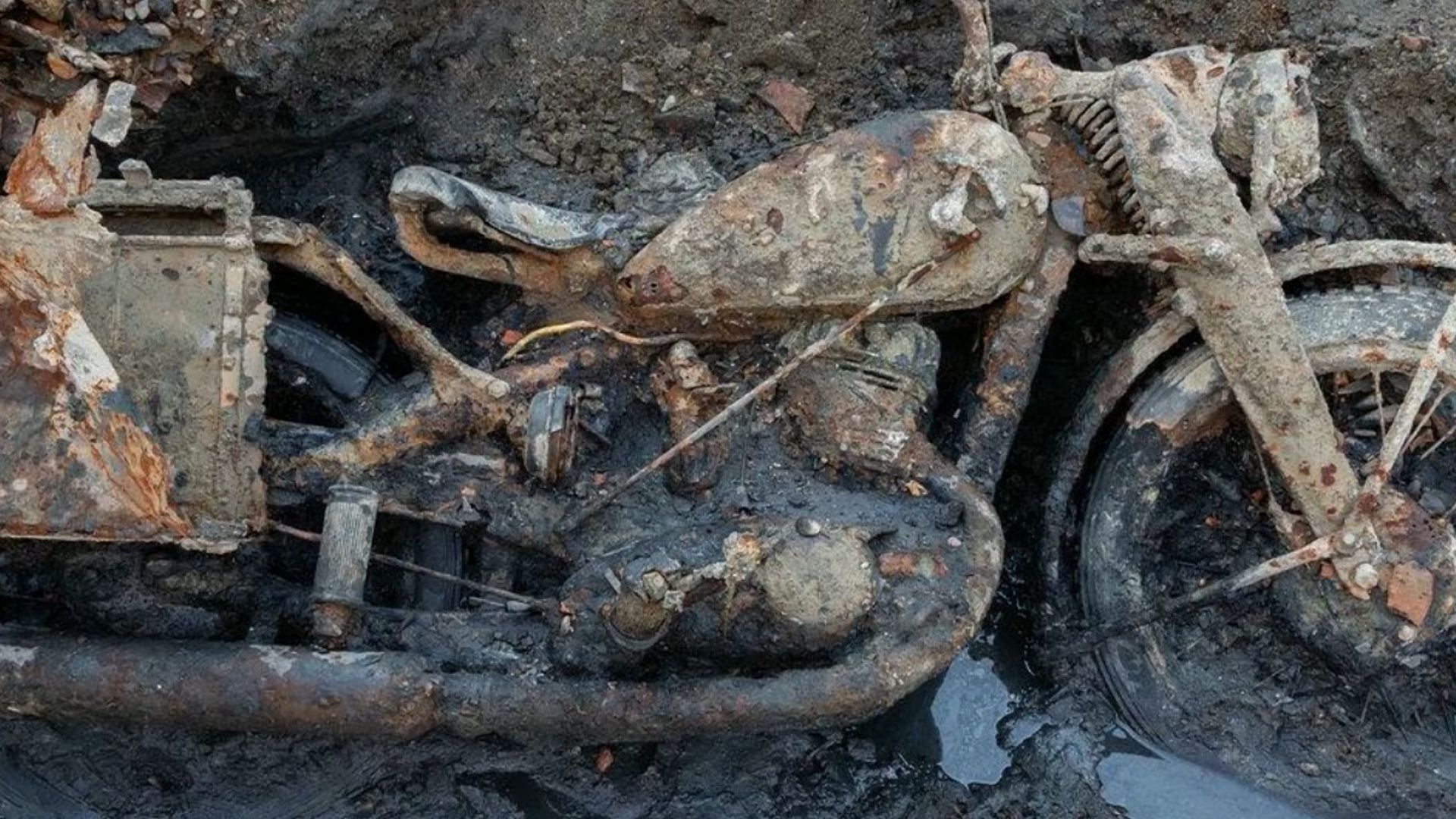 Motocicletă din Al Doilea Război Mondial, găsită în Dunăre, la Budapesta. 2 motocicleta din al doilea razboi mondial gasita in dunare la budapesta