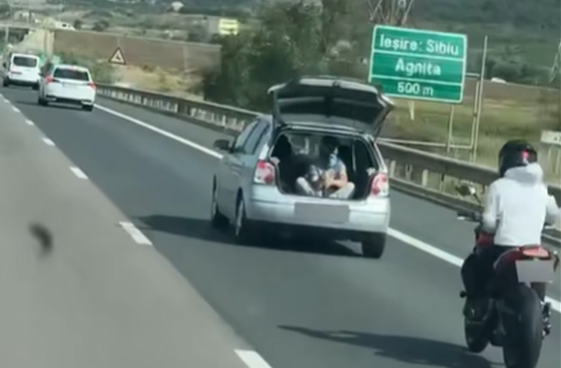 nebunie pe a1 la sibiu un tanar filma din portbagaj iar motociclistul facea parte din scenariul actiunii