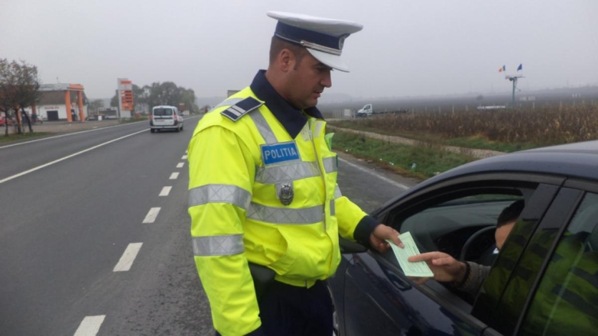 oferii care nu platesc amenzile isi vor pierde permisul de conducere Legea intra in vigoare