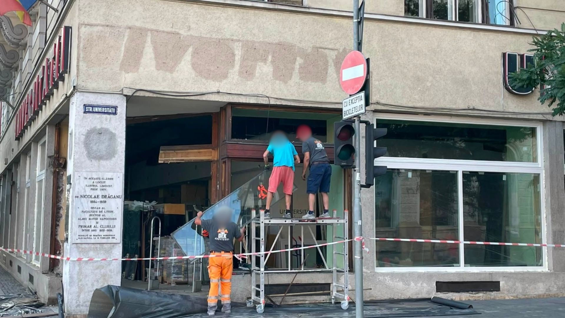 Revoltă la Cluj după înlocuirea geamurilor unei librării: „Îmi atacă privirea și mă întristează”. Ultimele feronerie din lemn, înlocuite cu termopan alb. 2 revolta la cluj dupa inlocuirea geamurilor unei librarii imi ataca privirea si ma intristeaza ultimele feronerie din lemn inlocuite cu termopan alb