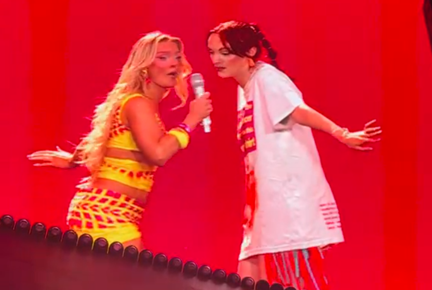 video moment memorabil pentru o fana a zarei larsson la untold 2026 artista a invitat o pe scena sa danseze impreuna cu ea si i a oferit un tricou semnat