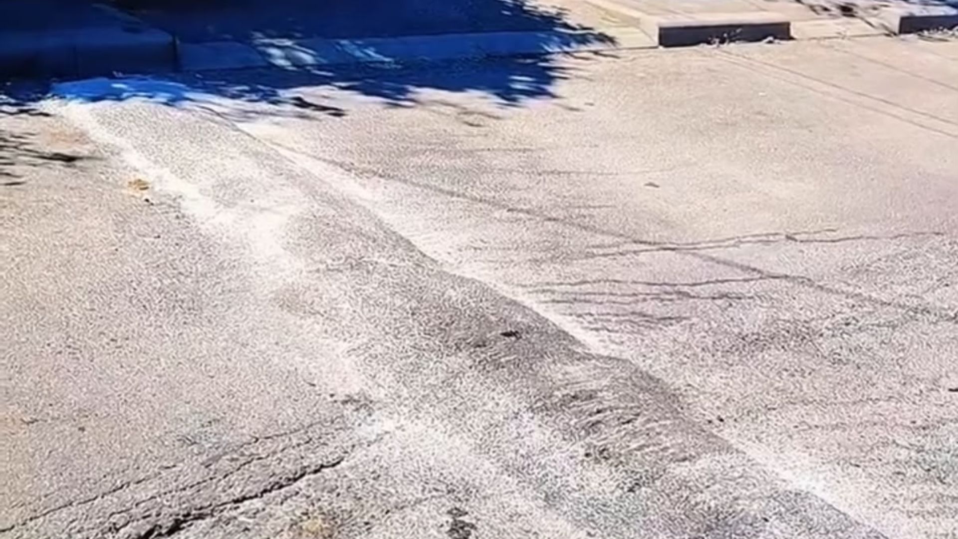 video numai in cluj napoca poti vedea asa ceva un clujean si a facut singur un limitator de viteza pe strada asa de capul lui