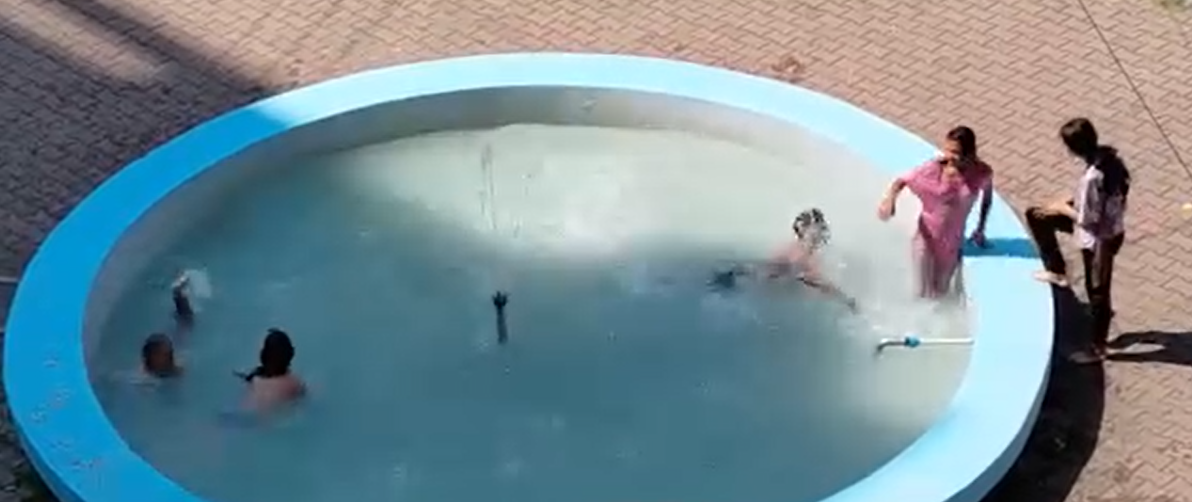 video o fantana arteziana din cluj napoca transformat intr un parc acvatic copiii sau bucurat de distractie intr o zi torida