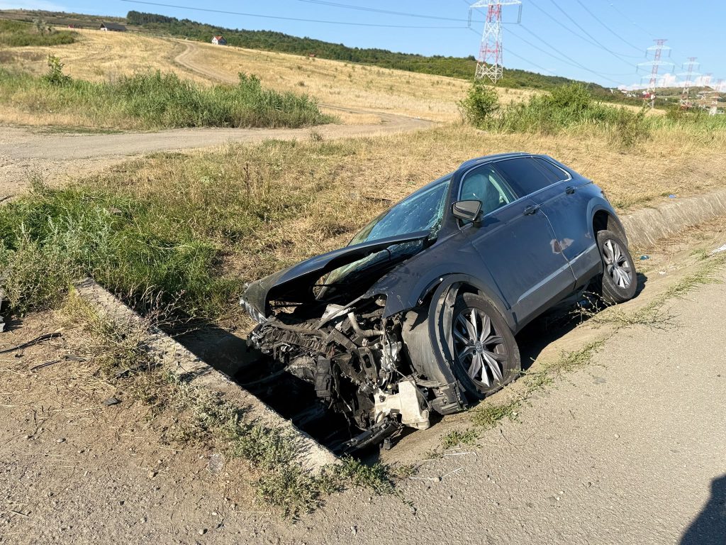 VIDEO. Tragedie după accidentul de la intrarea în Cluj: Una dintre cele două fetițe resuscitate a murit la spital. Celelalte victime se află în stare gravă. 2 video tragedie dupa accidentul de la intrarea in cluj una dintre cele doua fetite resuscitate a murit la spital celelalte victime se afla in stare grava