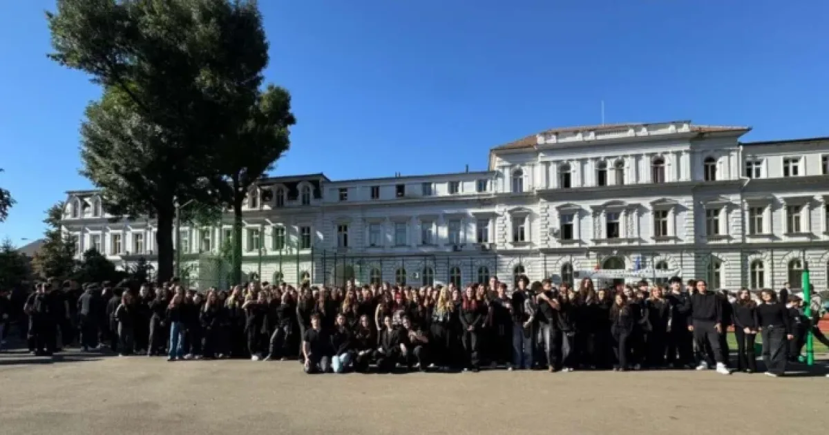 Elevii din Timiș protestează împotriva uniformei obligatorii: „Nu rezolvă problema”