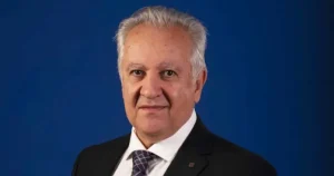Timișorean, lider al unei organizații științifice internaționale. A lucrat la Rolls-Royce