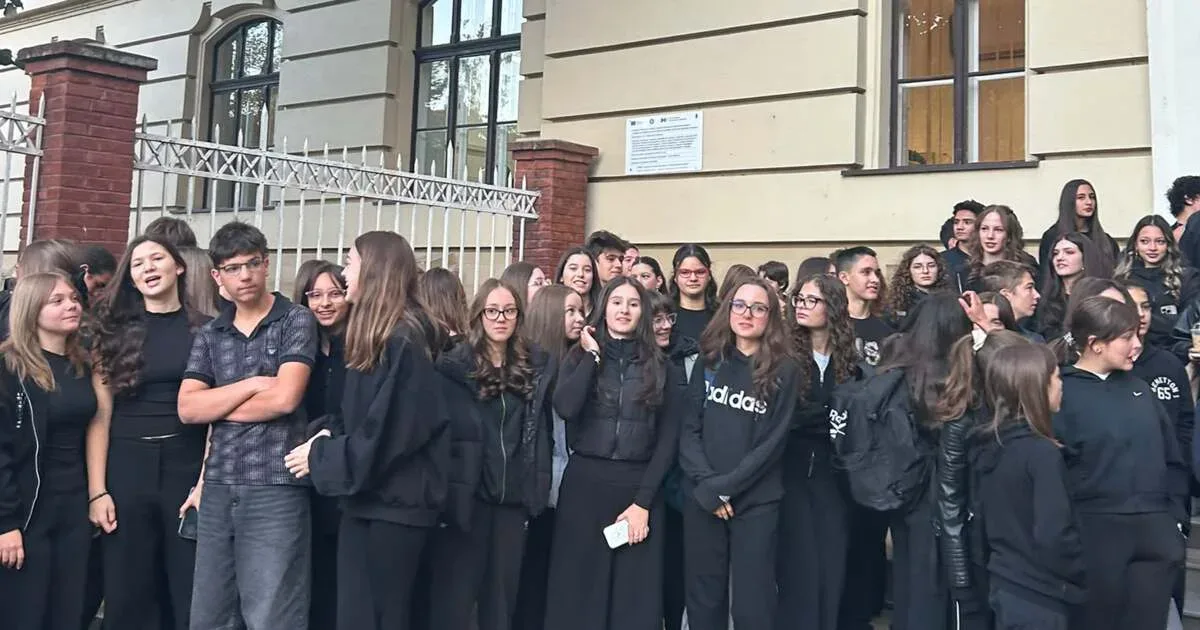 Elevii din Timiș protestează în Piața Victoriei împotriva uniformei obligatorii 1 Elevii din Timiș protestează în Piața Victoriei împotriva uniformei obligatorii